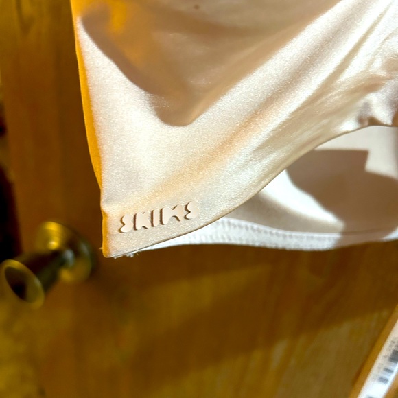 SKIMS Wireless Form T-Shirt Bra- Size 40D - Picture 3 of 4